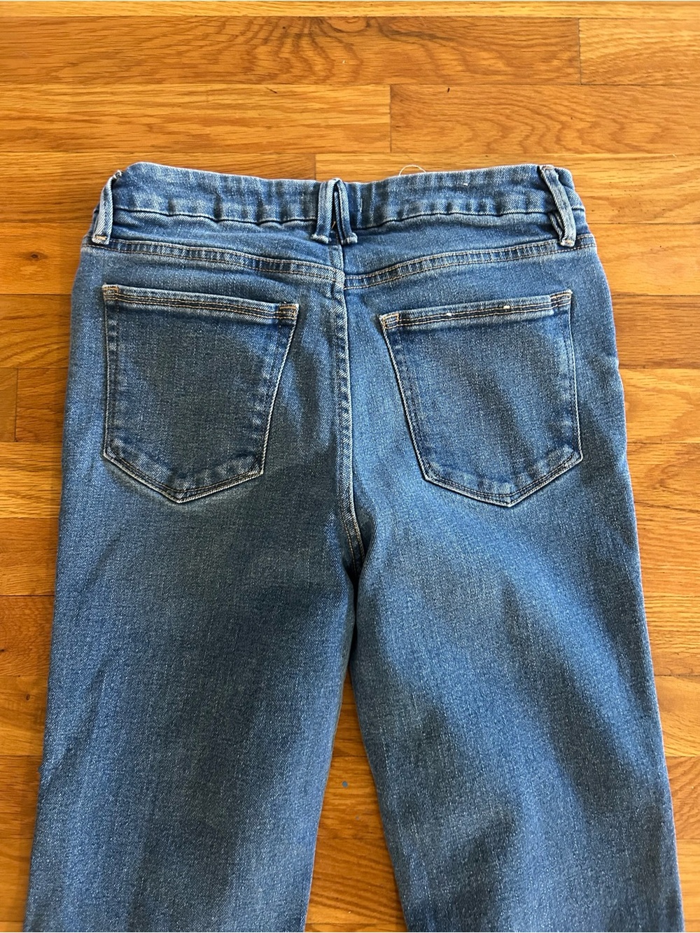Good American Split Twist Hem Med Wash Flare Jeans in Women’s 8/29 - Picture 7 of 9